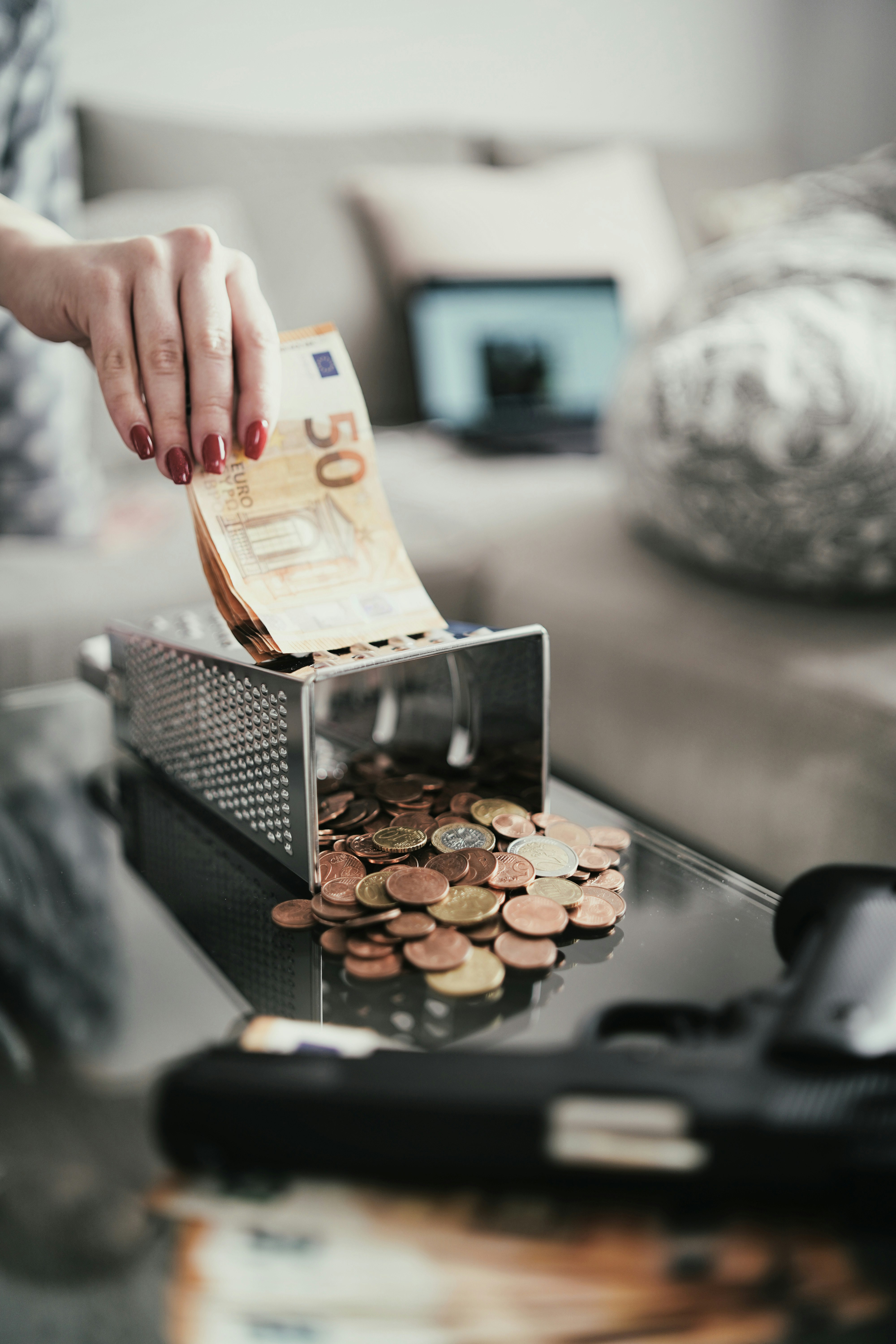 person holding 10 euro bill